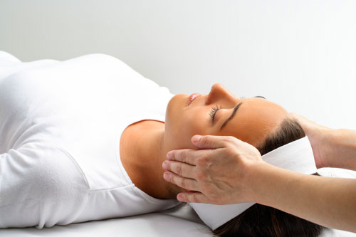 Reiki treatment session for relaxation and harmony in the body
